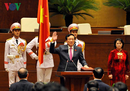 Chánh án Tòa án nhân dân Tối cao Nguyễn Hoà Bình tuyên thệ nhậm chức.